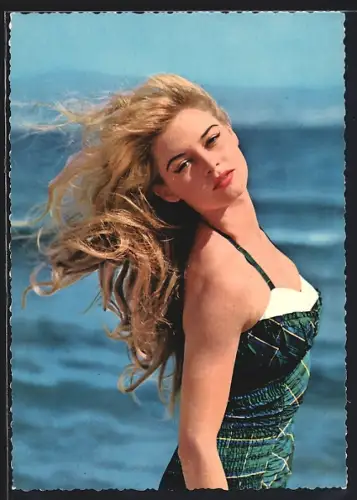 AK Schauspielerin Brigitte Bardot im Kleid