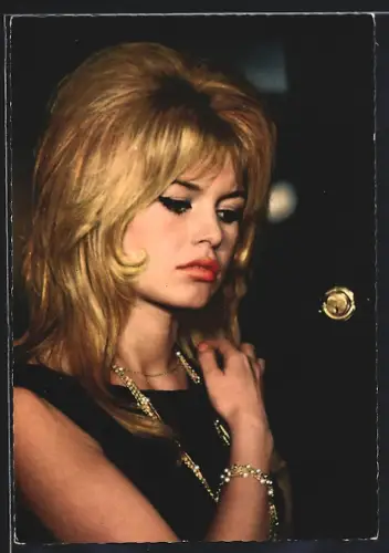 AK Schauspielerin Brigitte Bardot senkt nachdenklich den Blick