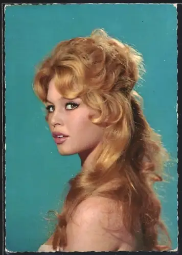 AK Schauspielerin Brigitte Bardot mit verheissungsvollem Blick