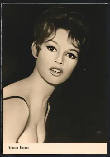 AK Schauspielerin Brigitte Bardot mit fragendem Blick
