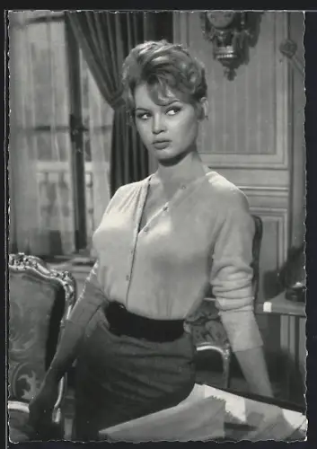 AK Portrait der Schauspielerin Brigitte Bardot mit Hochsteckfrisur