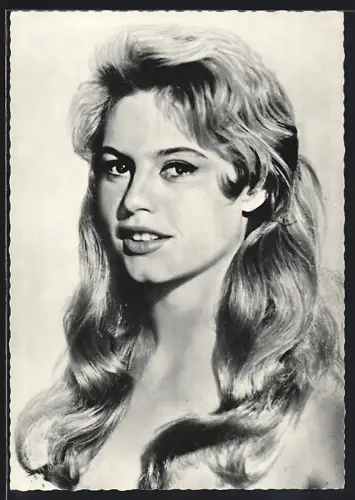 AK Schauspielerin Brigitte Bardot lächelnd mit offenen Haaren