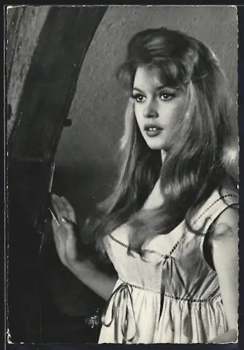 AK Schauspielerin Brigitte Bardot trägt gepunktetes Kleid mit Schleife