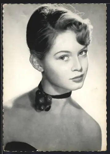 AK Brigitte Bardot, die Schauspielerin in jungen Jahren portraitiert, mit einem Bändchen um den Hals
