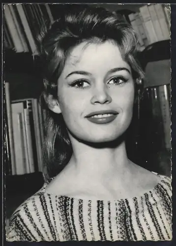 AK Schauspielerin Brigitte Bardot in Pullover vor einem Bücherregal