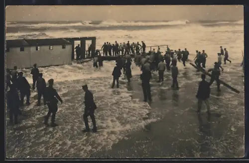 Foto-AK Wangerooge, Sturmflut 1922, Männer im Wasser in Ufernähe