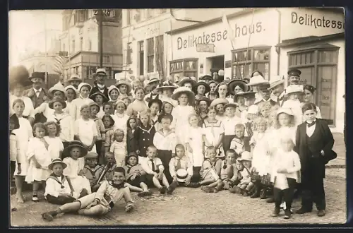 Foto-AK Wangerooge, Gruppenfoto vor dem Delikatessenhaus in der Zedeliusstrasse