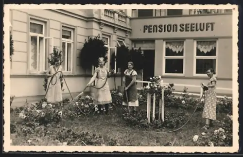 AK Wangerooge, Hotel Pension Seeluft, Vier Frauen bei der Gartenarbeit