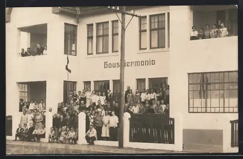 Foto-AK Wangerooge, Hotel Haus Germania, Gruppenfoto vor dem Hotel