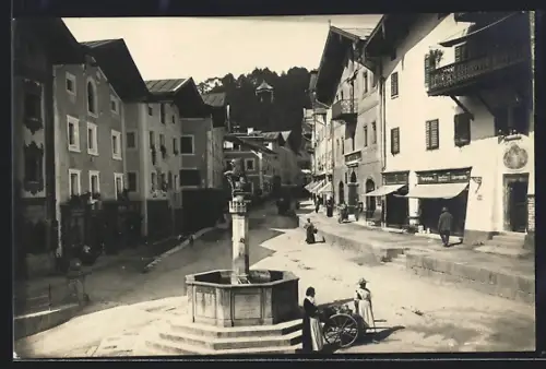 Foto-AK Berchtesgaden, Marktplatz mit Brunnen und Geschäftshäusern, 1924-25
