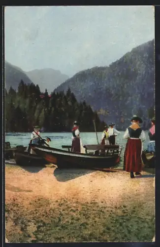 AK Berchtesgaden, Frauen in Trachten am Ufer mit Booten