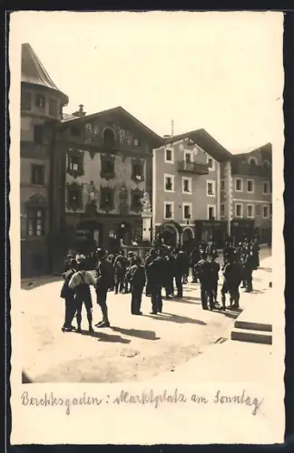 Foto-AK Berchtesgaden, Marktplatz am Sonntag