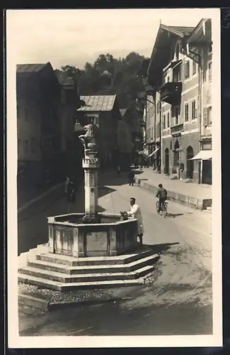 AK Berchtesgaden, Partie am Marktplatz, Brunnen