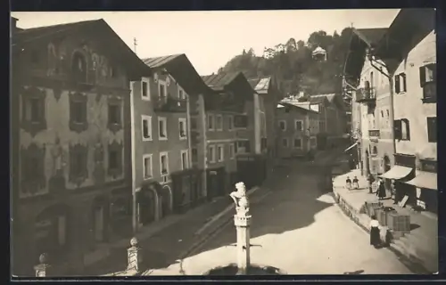 Foto-AK Berchtesgaden, Platzpartie mit Geschäften