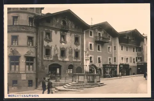 Foto-AK Berchtesgaden, Marktplatzstrasse mit Brunnen