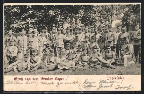AK Brucker Lager, Soldaten mit Gitarre, Lagerleben