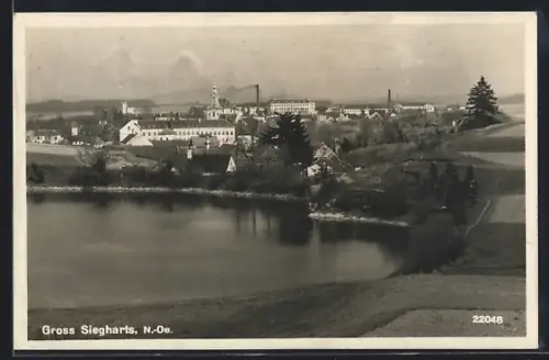 AK Gross Siegharts /N.-Oe., Ortsansicht aus der Vogelschau mit Gewässer