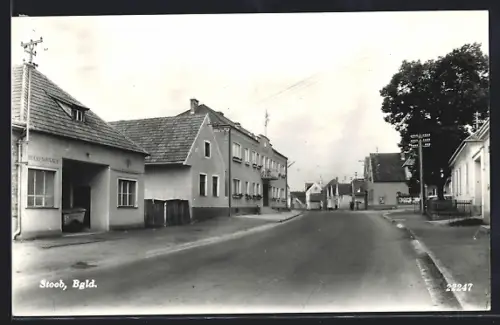 AK Stoob /Bgld., Strassenpartie mit Feuerwehrhaus