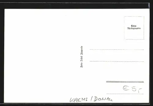 AK Krems /Donau, Ortsansicht mit Kirche, Frauen in Wachauer Volkstrachten