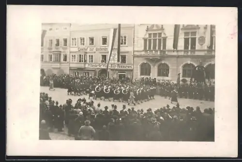 Foto-AK Braunau am Inn, K.u.K. Armee Musikzug vor Gasthof