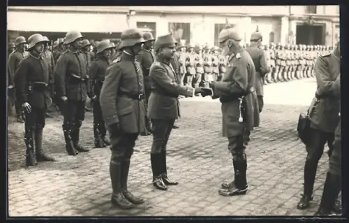 Foto-AK König Ludwig III. schüttelt die Hand eines Soldaten
