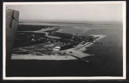 Foto-AK List / Sylt, Seeflughafen vom Flugzeug aus