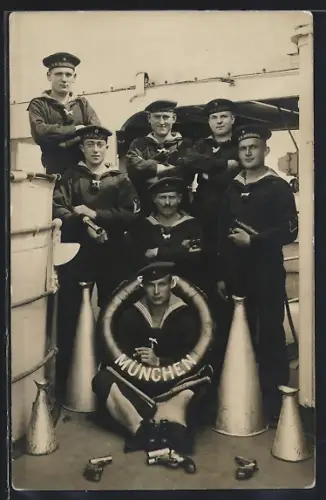 Foto-AK Matrosen der SMS München mit Leuchtpistolen