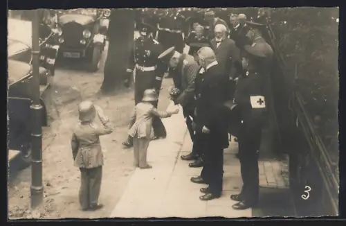 AK Kiel, Reichpräsident Paul von Hindenburg empfängt junge Soldaten