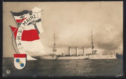 AK Kriegsschiff S. M. S. Mainz auf hoher See, Fahnen mit Wappen
