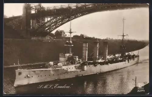 AK Kriegsschiff SMS Emden vom Ostasiengeschwader passiert eine Hochbrücke