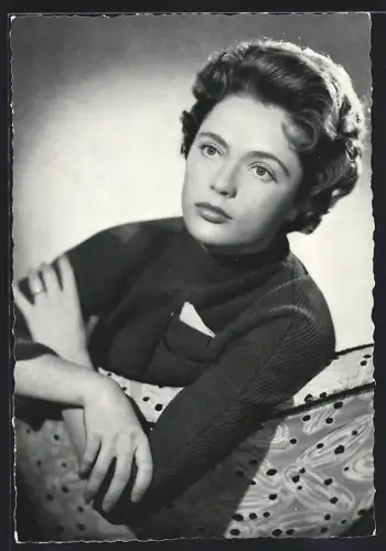 AK Musikerin Ulla Jacobsson über Sofalehne schauend