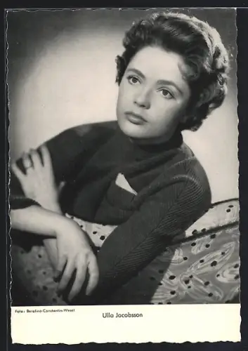 AK Schauspielerin Ulla Jacobsson über Sofa lehnend