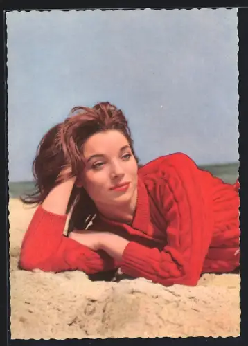 AK Schauspielerin Elsa Martinelli liegt am Strand