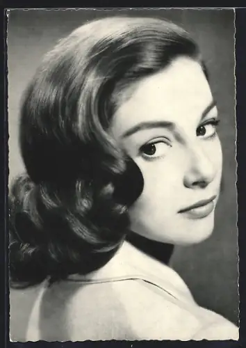 AK Schauspielerin Pier Angeli mit Blick über die Schulter