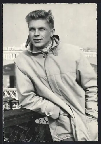 AK Schauspieler Hardy Krüger im hellen Mantel