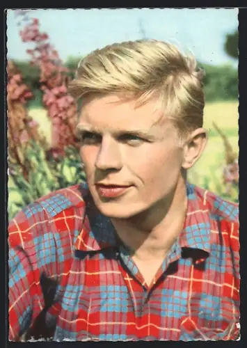 AK Schauspieler Hardy Krüger mit Karohemd