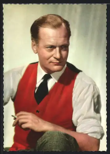 AK Schauspieler Curd Jürgens mit einer roten Weste und Zigarette in der Hand