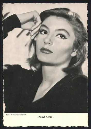 AK Schauspielerin Anouk Aimee blickt sinnlich nach oben