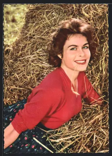 AK Schauspielerin Babara Rütting im Heu liegend porträtiert