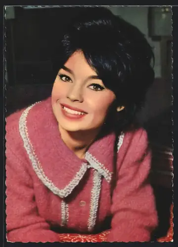 AK Schauspielerin Pascale Petit trägt eine Jacke in rosé