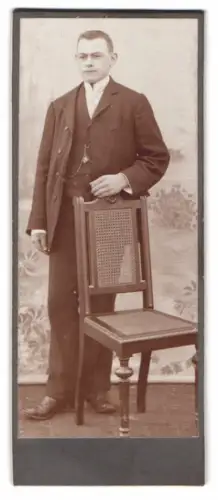 Fotografie unbekannter Fotograf und Ort, Eleganter Herr mit Stuhl