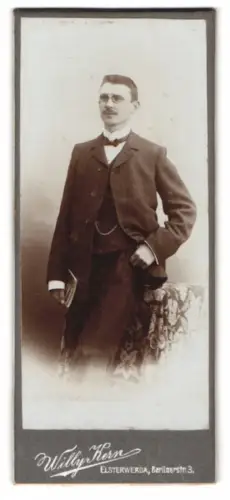 Fotografie Willy Krenz, Elsterwerda, Berlinerstr. 3, Portrait eines eleganten Herrn