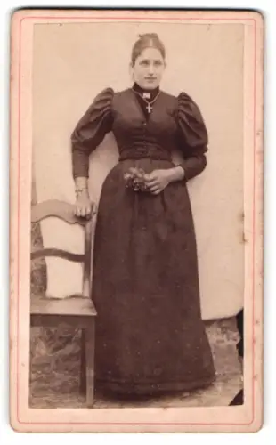 Fotografie unbekannter Fotograf und Ort, Stehende Frau mit Blumenstrauss