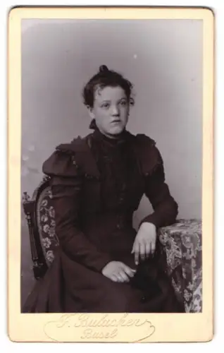 Fotografie J. Bulacher, Basel, Sitzende Dame im dunklen Kleid