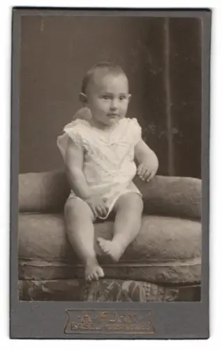 Fotografie Hermann Kühn, Basel, Freiestrasse 28, Sitzendes Kleinkind im Atelier