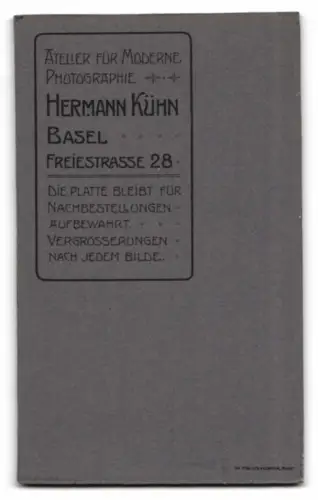 Fotografie Hermann Kühn, Basel, Freiestrasse 28, Sitzendes Kleinkind im Atelier