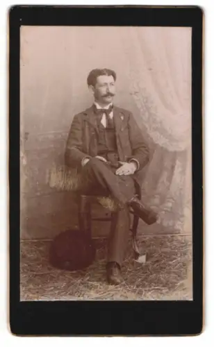 Fotografie unbekannter Fotograf und Ort, Sitzender Mann mit Hut