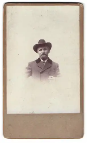 Fotografie unbekannter Fotograf und Ort, Porträt eines Mannes mit Hut