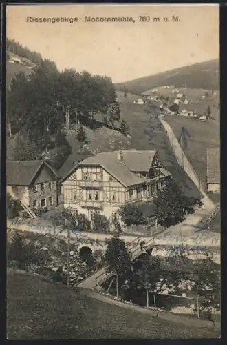 AK Mohornmühle /Riesengebirge, Brücke, Strasse und Ortsansicht aus der Vogelschau