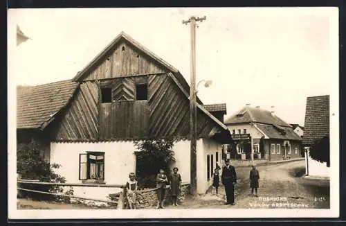 AK Gutenfeld, Strassenpartie mit Kindergruppe und Briefträger